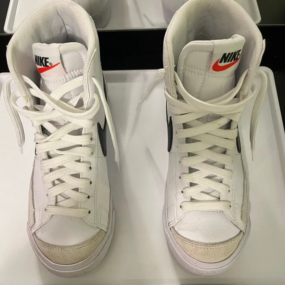 Nike blazer size 5 womens sneakers ONLY WORN ONCE - Picture 2 of 4